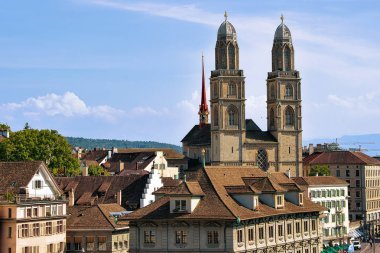 Zürih, İsviçre - 2 Eylül 2016: Grossmunster kilise Zürih, İsviçre, Çift Kişilik kuleleri. Lindenhof hill göster