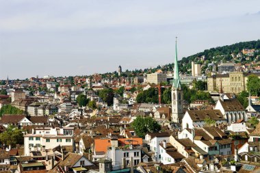 Zürih, İsviçre - 2 Eylül 2016: Fraumunster kilise ve çatıları eski şehir merkezinin Zurich, İsviçre