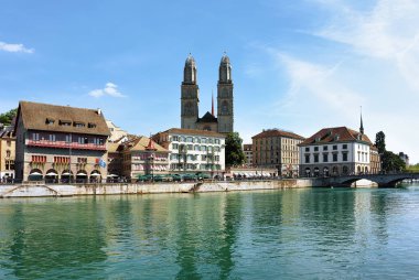 Zürih, İsviçre - 2 Eylül 2016: Limmat Nehri Quay ve Grossmunster kilise Zürih, İsviçre