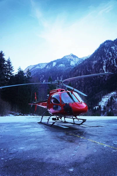 Gsteigwiler Zwitserland December 2013 Red Helikopter Zwitserse Alpen Helihaven Winter — Stockfoto