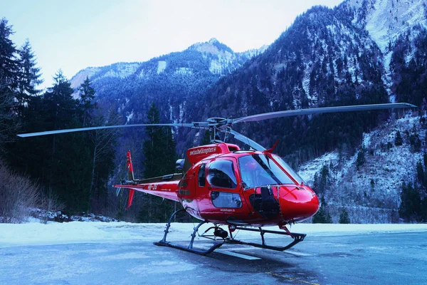 Gsteigwiler Svizzera Dicembre 2013 Elicottero Rosso Nell Eliporto Delle Alpi — Foto Stock