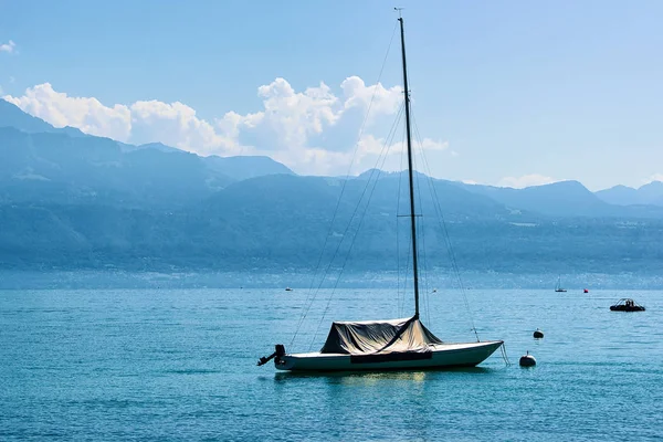 ローザンヌ スイス 2018 ローザンヌ スイスでジュネーブ湖のモーター ボート 背景にアルプス — ストック写真