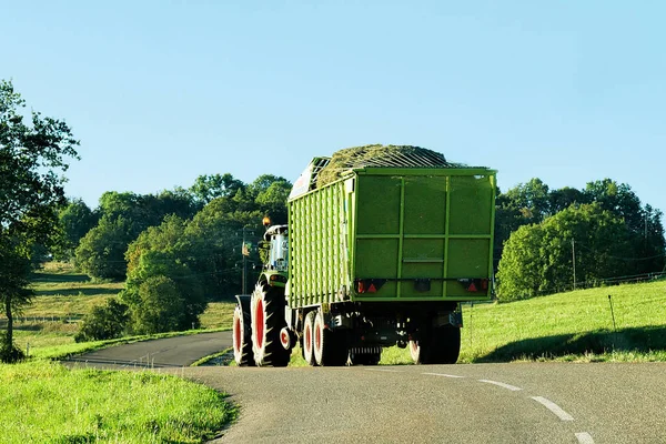 Ouhans Frankrike August August 2016 Traktor Med Tilhenger Full Høy – stockfoto