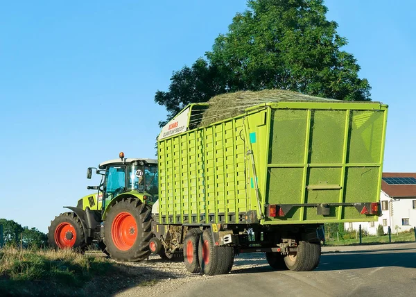 Ouhans Prancis Agustus 2016 Tractor Dengan Trailer Penuh Jerami Jalan — Stok Foto