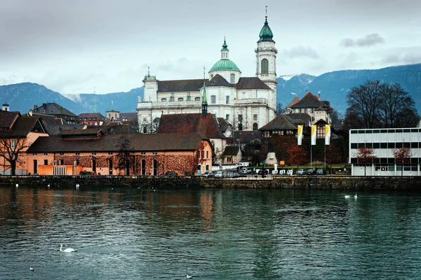 Solothurn 2014年1月3日 Waterfrontof 圣厄休斯大教堂在 Solothurn Solothurn Solothurn 的首府 — 图库照片