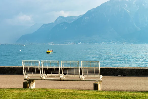 ヴェヴェイ スイス リヴィエラのジュネーブ湖の遊歩道でヴェヴェイ スイス 2016 ベンチ — ストック写真