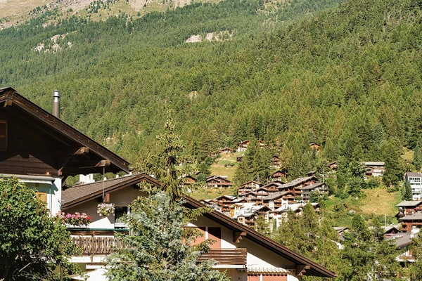 Zermatt, İsviçre - 24 Ağustos, 2016: Zermatt, İsviçre'nin dağlarında yaz ahşap geleneksel İsviçreli chalets