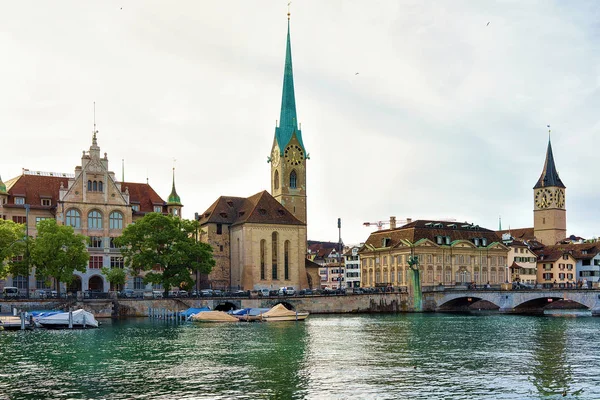 Zurique Suíça Setembro 2016 Igreja Fraumunster São Pedro Barcos Cais — Fotografia de Stock