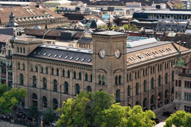 Zürih, İsviçre - 2 Eylül 2016: Çatıları görünümü üzerinde Postane Zürih şehir merkezinde, İsviçre.