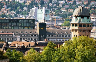 Zürih, İsviçre - 2 Eylül 2016: Teleskop kubbe ve çatıları Zürih, İsviçre. Lindenhof tepeden gördüm