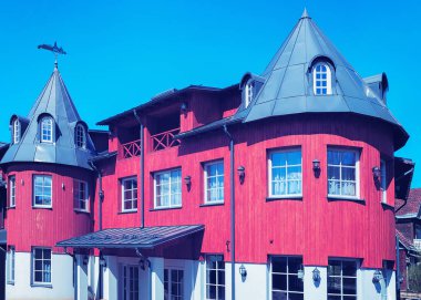 Küçük avlu ile modern yazlık ev. Tonda