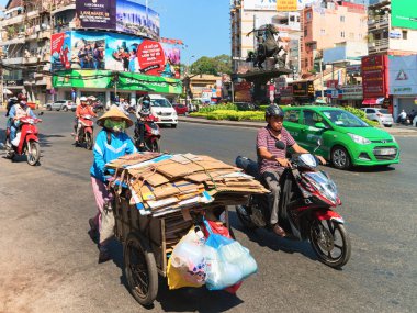 Ho Chi Minh - 26 Şubat 2016: İnsanlar scooter ve motosiklet Ho Chi Minh City, Vietnam için sokakta