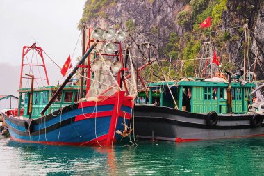 Ha Long Bay, Vietnam tekneler. Arka planda kireçtaşı Adaları