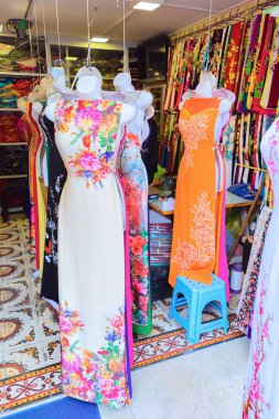 İpek elbise ve kıyafetler Hanoi, Vietnam için sokak piyasada