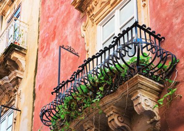 Siracusa, Sicilya, İtalya'da eski bir binanın balkon