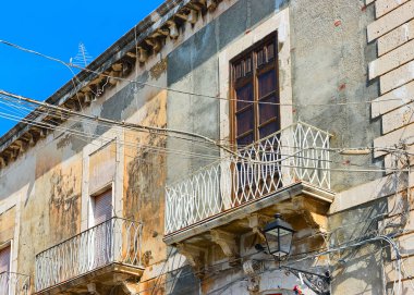 Siracusa, Sicilya, İtalya'da eski bir binanın balkon