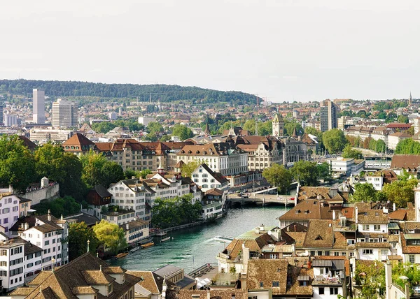 Zürih, İsviçre - 2 Eylül 2016: Limmatquai'de Zürih Eski Şehir Merkezi