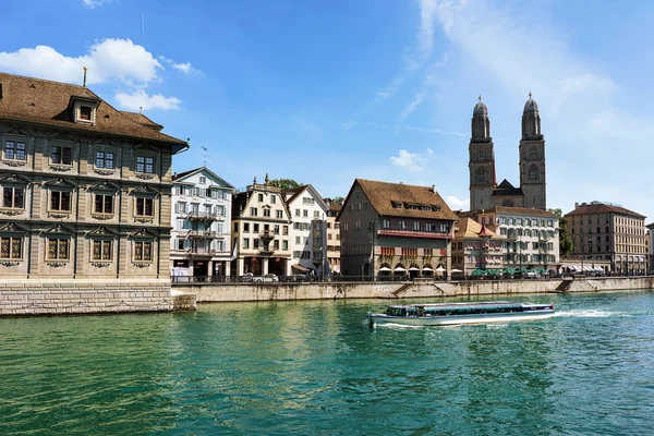 Zurique Suíça Setembro 2016 Cruzador Fluvial Rio Limmat Igreja Grossmunster — Fotografia de Stock