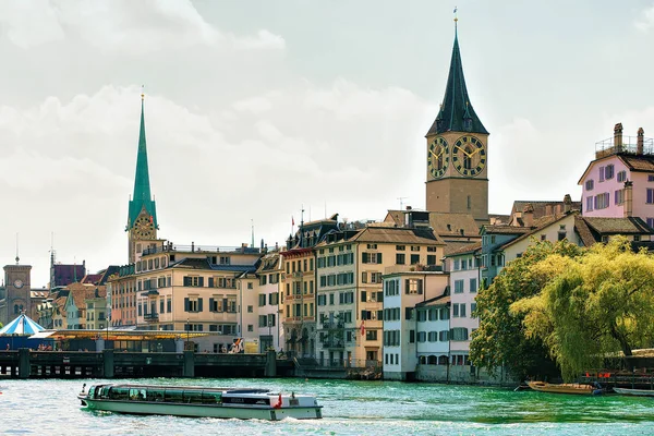 Zürich Schweiz September 2016 Flusskreuzfahrt Limmatkai Und Peter Und Frauenkirche — Stockfoto