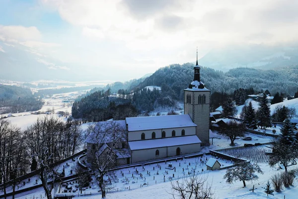 Vista Pitoresca Igreja Antiga Perto Castelo Gruyere Dia Ensolarado Inverno — Fotografia de Stock