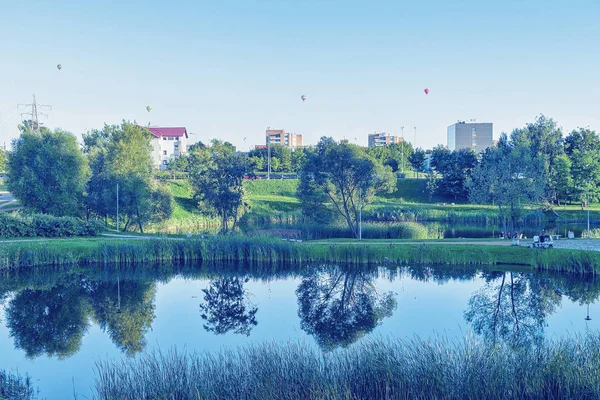 Přírodní Park Rybníkem Městě Horkovzdušné Balóny Pozadí Vilnius Tónovaný — Stock fotografie