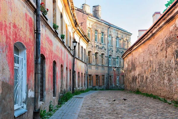 古い家とリトアニアのビリニュスの旧市街の歴史的部分の石畳通り — ストック写真