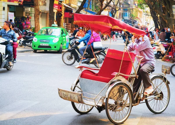 Hanói Vietnã Fevereiro 2016 Riquixá Ciclo Rua Movimentada Hanói Vietnã — Fotografia de Stock
