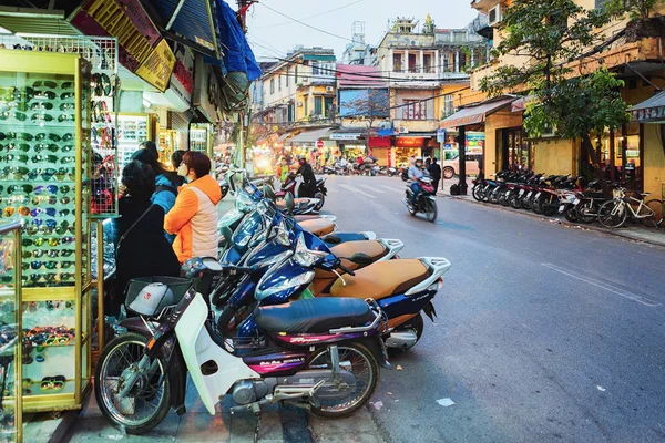 Hanoi Vietnam Febrero 2016 Scooters Busy Street Hanoi Vietnam — Foto de Stock