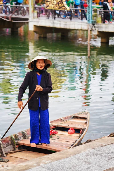Hoi Vietnam February 2016 Senior Vietnamese Woman Boat Embankment Thu — Stock Photo, Image