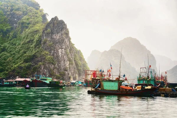 Schip Zwevende Vissersplaatsje Long Bay Vietnam — Stockfoto