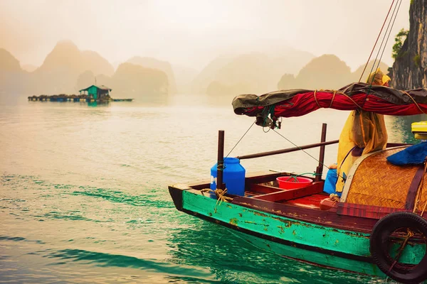 Vissersboot Long Bay Vietnam Bij Zonsondergang Kalkstenen Eilanden Achtergrond — Stockfoto