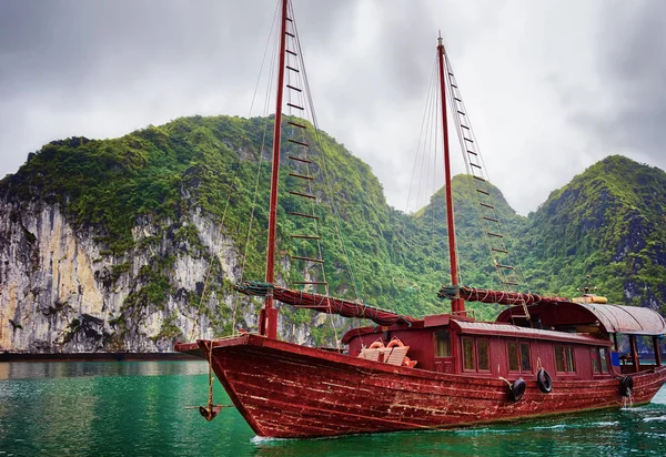 Navire Dans Baie Long Vietnam Îles Calcaires Sur Fond — Photo