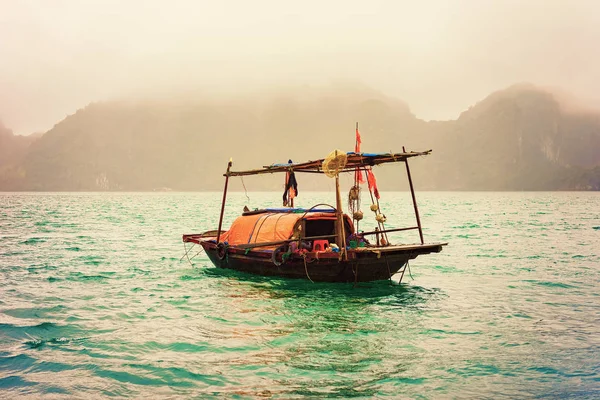 Horgászcsónak Long Bay Vietnam Naplemente Mészkő Szigetek Háttérben — Stock Fotó