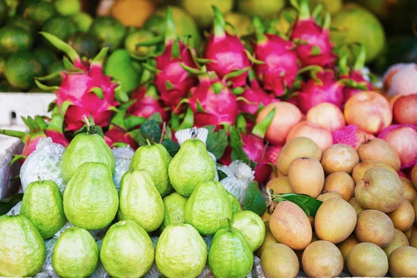 Guaven Und Drachenfrüchte Auf Dem Straßenmarkt Der Altstadt Von Hoi — Stockfoto