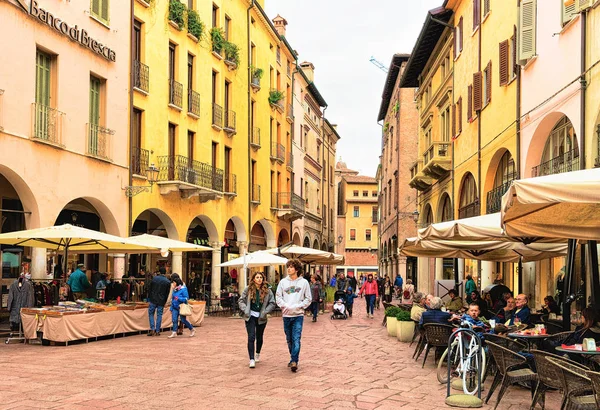 Mântua Itália Outubro 2016 Pessoas Cafés Rua Piazza Gugliermo Marconi — Fotografia de Stock
