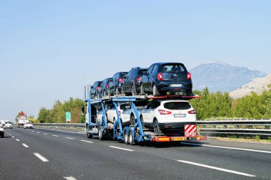Roma, İtalya - 4 Ekim 2017: Araba taşıyıcı yolda. Kamyon taşıyıcısı