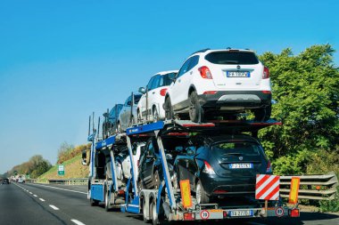 Roma, İtalya - 4 Ekim 2017: Yeni araba taşıyıcı yolda. Kamyon taşıyıcısı