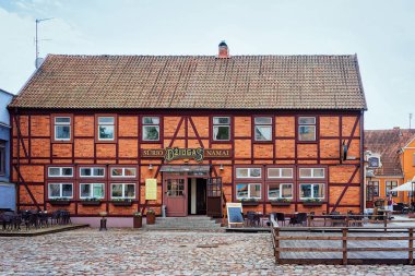 Klaipeda, Litvanya - 9 Mayıs 2016: Litvanya'nın Klaipeda eski kentinin merkezinde ki cafe binası, Baltık denizinde Doğu Avrupa ülkesi