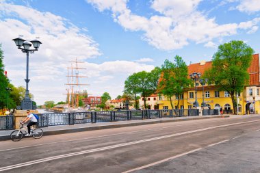 Klaipeda, Litvanya - 9 Mayıs 2016: Litvanya'nın Klaipeda kentindeki Eski Şehir'deki Dane Nehri'ndeki köprüde bisiklet, Baltık denizinde Doğu Avrupa ülkesi