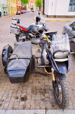Klaipeda, Litvanya - 9 Mayıs 2016: Litvanya Klaipeda sokakta yan araba ile Motosiklet, Baltık denizinde Doğu Avrupa ülkesi