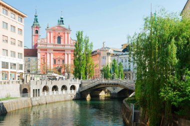 Ljubljana, Slovenya - 29 Nisan 2018: Slovenya'nın Ljubljana kentinde ki Preseren Meydanı'nda Fransisken Annunciation Kilisesi ve insanlar.