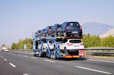 Araba taşıyıcı yolda. Kamyon taşıyıcısı