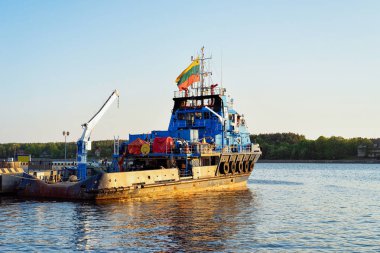 Litvanya Klaipeda Limanı'nda kuru yük taşıyıcı, Baltık denizinde Doğu Avrupa ülkesi. Romantik gün batımında
