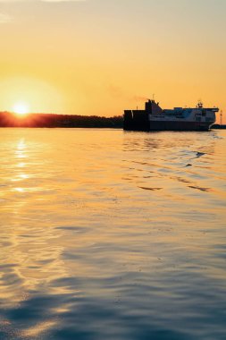 Litvanya Klaipeda Limanı'nda büyük yolcu feribot gemisi, Baltık denizinde Doğu Avrupa ülkesi. Romantik gün batımında