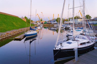 Litvanya Klaipeda Eski kasabasında Dane Nehri dolgu gemiler, Baltık denizinde Doğu Avrupa ülkesi