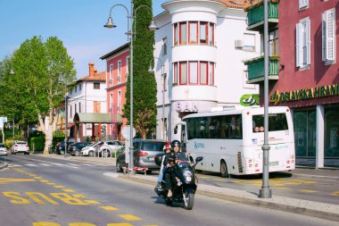 Izola, Slovenya - 24 Nisan 2018: Slovenya'nın Izola kentinde motosiklet yolda