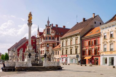 Maribor, Slovenya - 29 Nisan 2018: Slovenya'nın Maribor kentindeki meydanda Belediye Binası ve Veba Sütunu