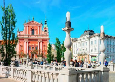 Ljubljana, Slovenya - 27 Nisan 2018: Slovenya'nın Ljubljana kentinde ki Ljubljanica Nehri'nde üçlü köprüde insanlar