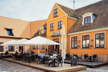 Klaipeda, Litvanya - 9 Mayıs 2016: Litvanya'da Klaipeda'nın eski kent merkezinde Street Cafe, Baltık denizinde Doğu Avrupa ülkesi