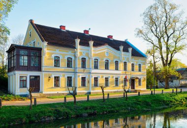 Batı Letonya'nın Kurzeme'sinde Kuldiga'da mimarlık. Eskiden adı Goldingen'di..